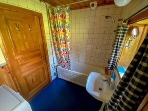 Cottage | Bathroom | Combined shower/bathtub, deep-soaking bathtub - Beautiful 4-5 Persons Cottage in Alvdalen (Alvdalen)