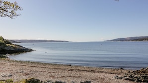 Un paysage côtier caractérisé par une rive rocheuse et une mer calme.