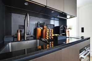 Fridge, microwave, oven, stovetop - The Lander - Serviced 2BR/2BA - Saint Germain (Paris)