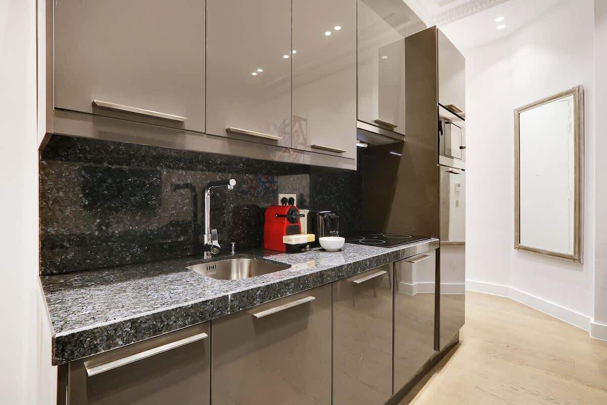 Kühlschrank, Mikrowelle, Ofen, Herdplatte