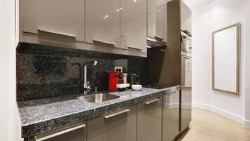 KĂŒhlschrank, Mikrowelle, Ofen, Herdplatte