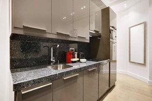 Kylskåp, mikrovågsugn, ugn och spishäll