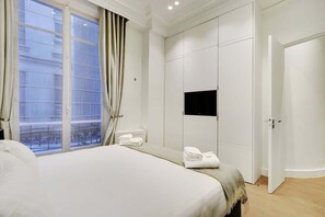 1 habitación, tabla de planchar con plancha, cuna de viaje y wifi