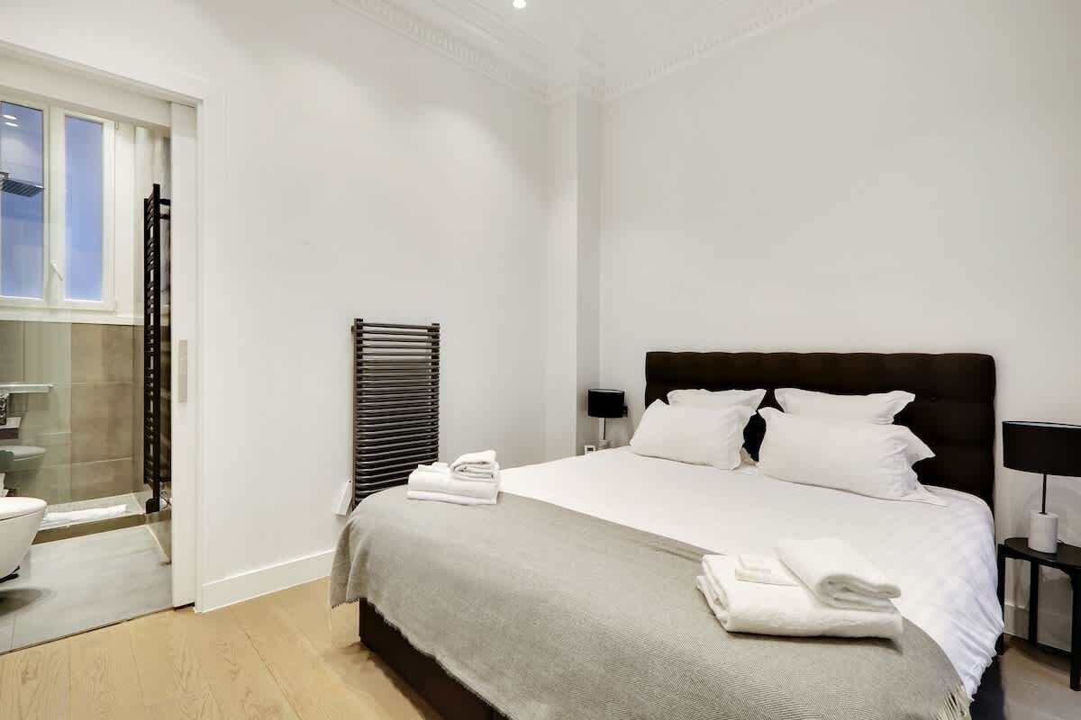 1 chambre, fer et planche à repasser, lit parapluie, Wi-Fi