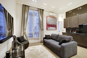 TV, offices - A Stunning 1-BR apartment in Champs Elysées (Paris)