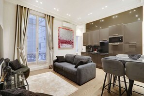 TV, offices - A Stunning 1-BR apartment in Champs Elysées (Paris)