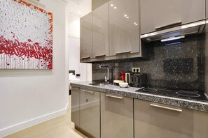 Fridge, microwave, oven, stovetop - A Stunning 1-BR apartment in Champs Elysées (Paris)
