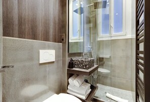 Bathtub, hair dryer - A Stunning 1-BR apartment in Champs Elysées (Paris)