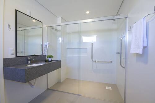 Quarto superior | Cofres nos quartos, escrivaninha, espaço de trabalho para notebook