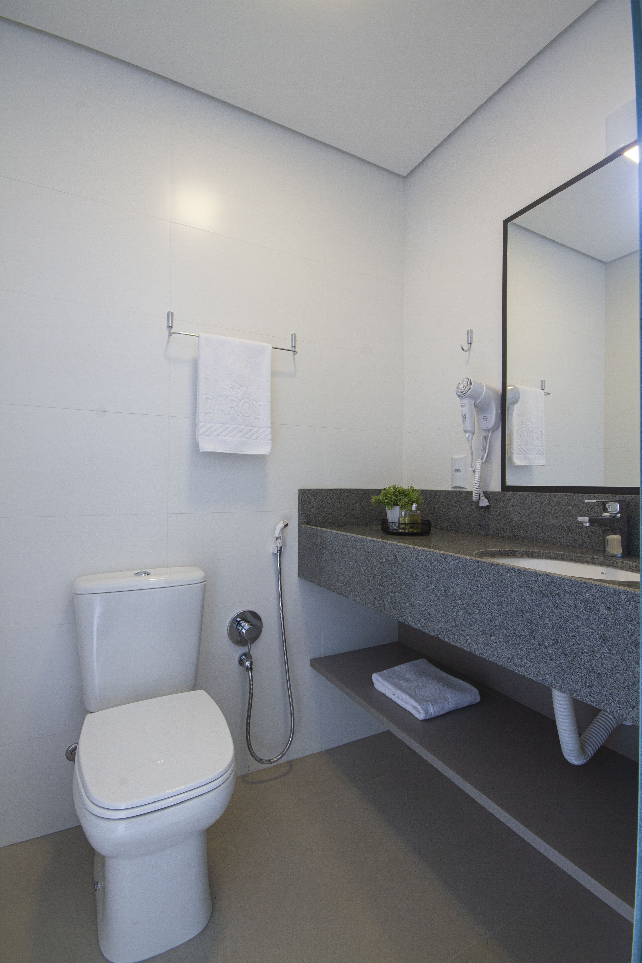 Superior Room | Bathroom | Free toiletries, towels