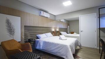 Quarto superior | Cofres nos quartos, escrivaninha, espaço de trabalho para notebook