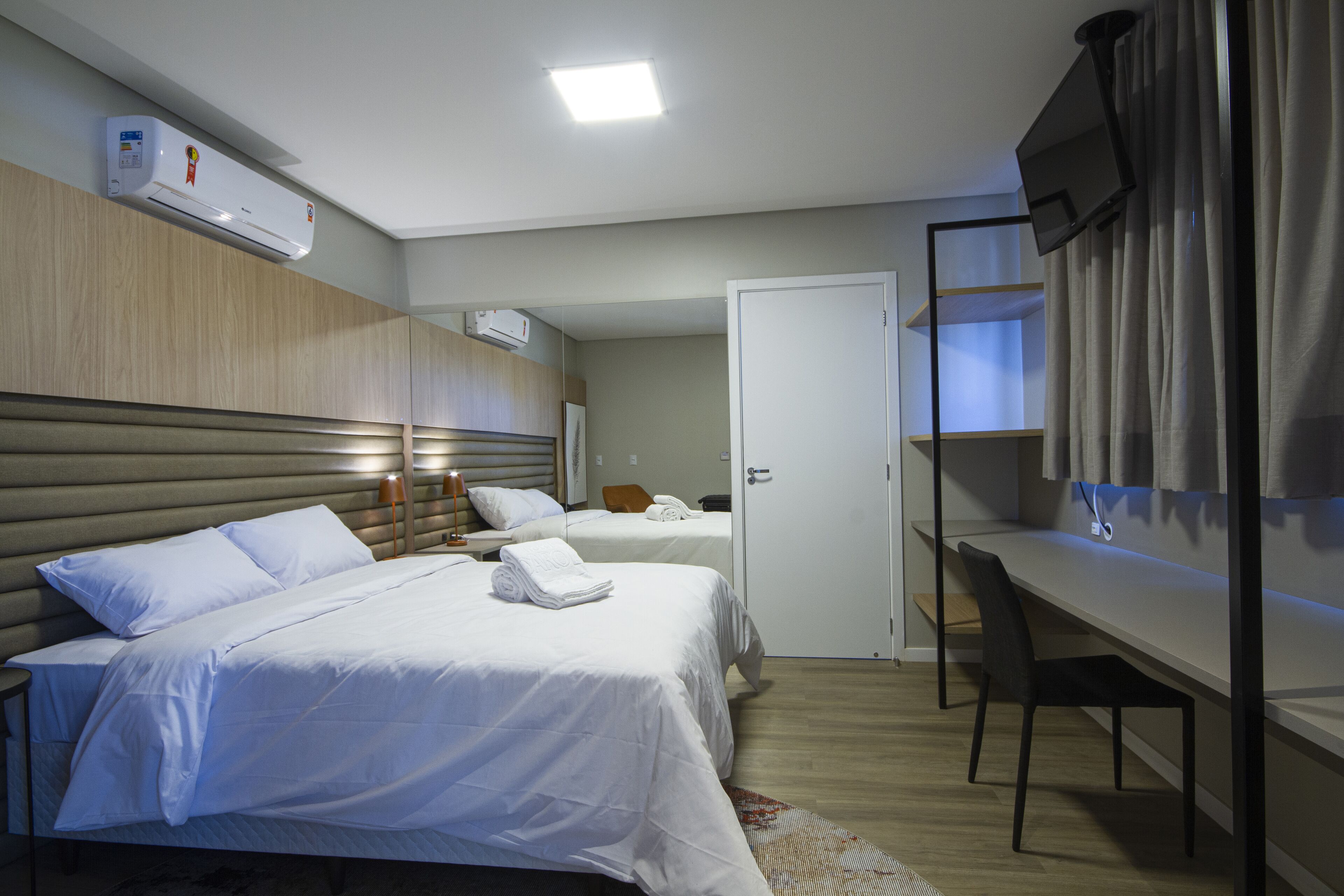 Caja de seguridad en la habitación y escritorio 