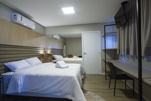 高级房 | 客房内保险箱、办公桌、笔记本电脑工作区、旅行婴儿床