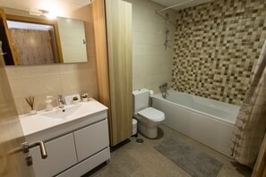 Bathtub, hair dryer, towels - Belle Vue Apartment by ACasaDasCasas (Ericeira)