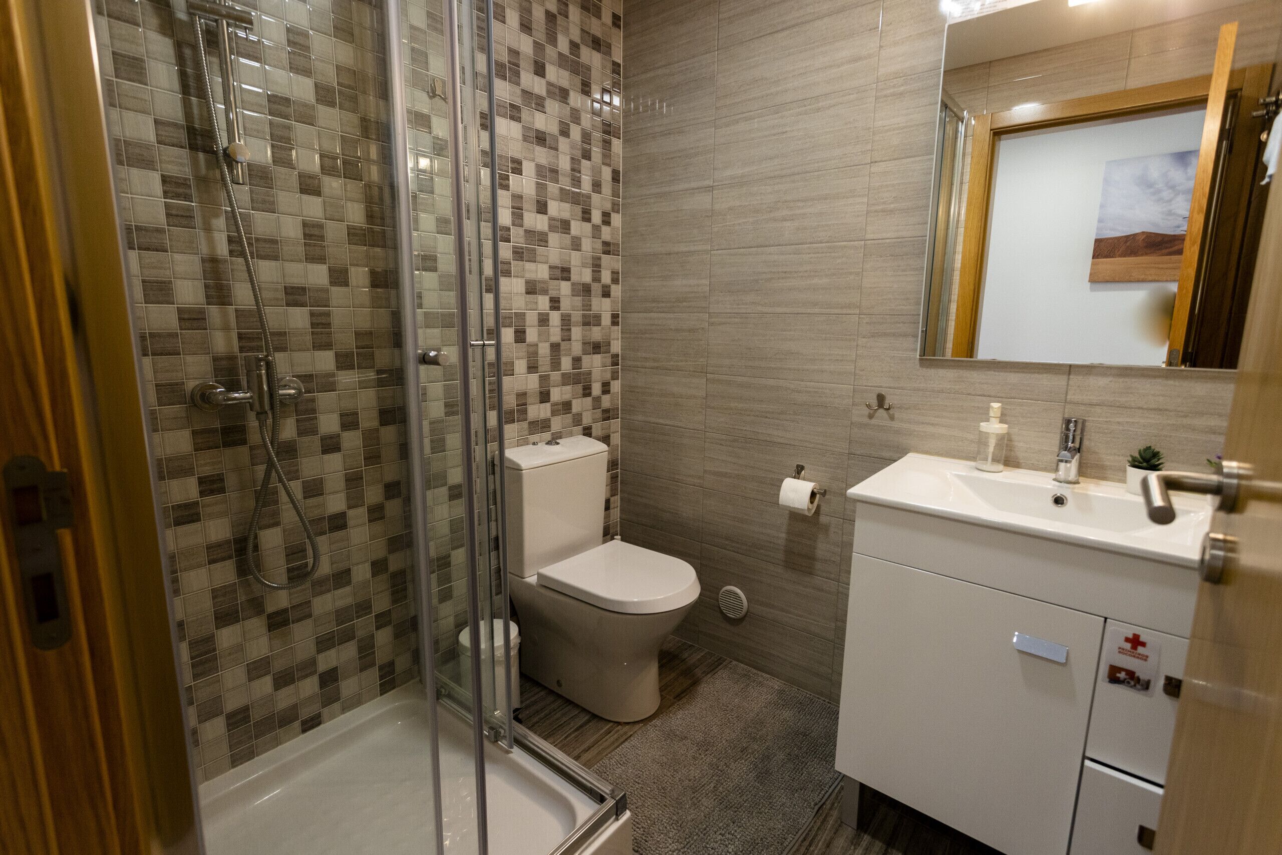 Tina, secadora de cabello, toallas 