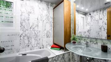 milieuvriendelijk toiletgerief, een haardroger, handdoeken, zeep