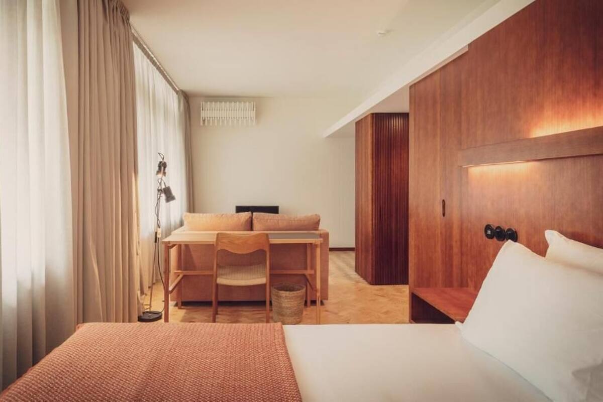 小型套房 | Select Comfort 床、迷你吧、客房内保险箱、办公桌