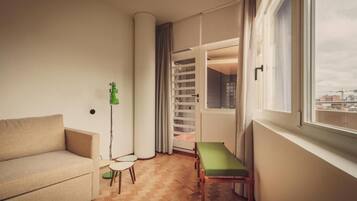 Suite panorámica | Área de sala de estar | Smart TV de 80 pulgadas con canales por cable, televisión y Netflix