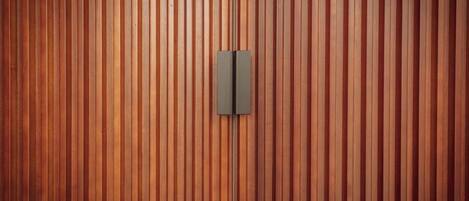 Una pared de madera con tablones verticales y un objeto rectangular en el centro.