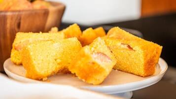 Un plato de pan de maíz con una corteza dorada, servido sobre un plato blanco.
