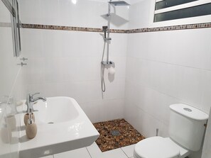 Shower, rainfall showerhead, hair dryer, towels - The Island Paradise (Baillif)