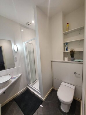 Apartment, 1 Queen-Bett | Badezimmer