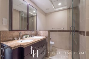 Deluxe Apartment | Bathroom