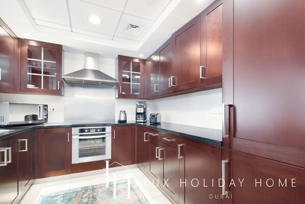 Deluxe Apartment | Private kitchen | Full-size fridge, microwave, oven, stovetop