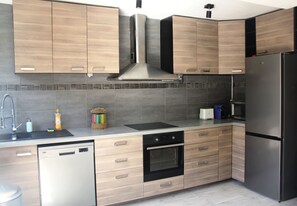 雪櫃、微波爐、焗爐、爐具