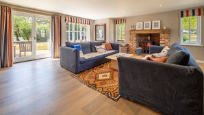 A spacious living room with a sofa set, a coffee table, and a fireplace. - Foxhole Cottage,  Framsden, Framlingham (Stowmarket)
