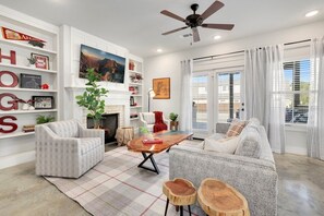 TV, caminetto, studio