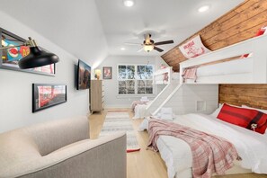 4 camere, una scrivania, ferro/asse da stiro, culla da viaggio