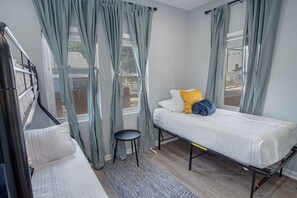 Hus (4 Bedrooms) | 4 soverom, skrivebord for bærbar PC, strykejern/-brett og sengetøy
