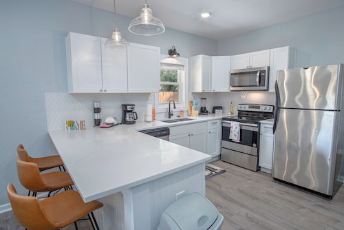 Delightfully Renovated 4 Br/2 BA Near DT Riverwalk
