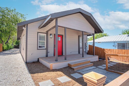 Delightfully Renovated 4 Br/2 BA Near DT Riverwalk