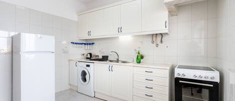 Refrigerador, horno, placa de cocina, cafetera/tetera