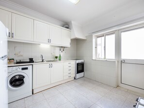 Kühlschrank, Ofen, Herdplatte, Wasserkocher mit Kaffee-/Teezubehör