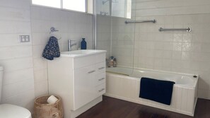 Combined shower/bathtub