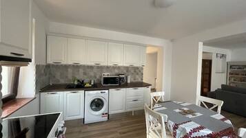 Kühlschrank, Mikrowelle, Ofen, Wasserkocher mit Kaffee-/Teezubehör