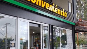 A storefront with a sign reading "Conveniencia" and a glass door entrance. - VR2 Hotel (Lencois Paulista)