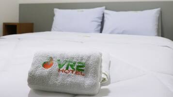 デスク、ノートパソコン用作業スペース、遮光カーテン、WiFi (無料)