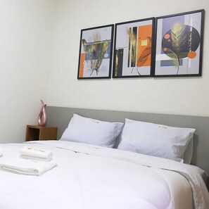 Escritorio, espacio para trabajar con un portátil, cortinas opacas