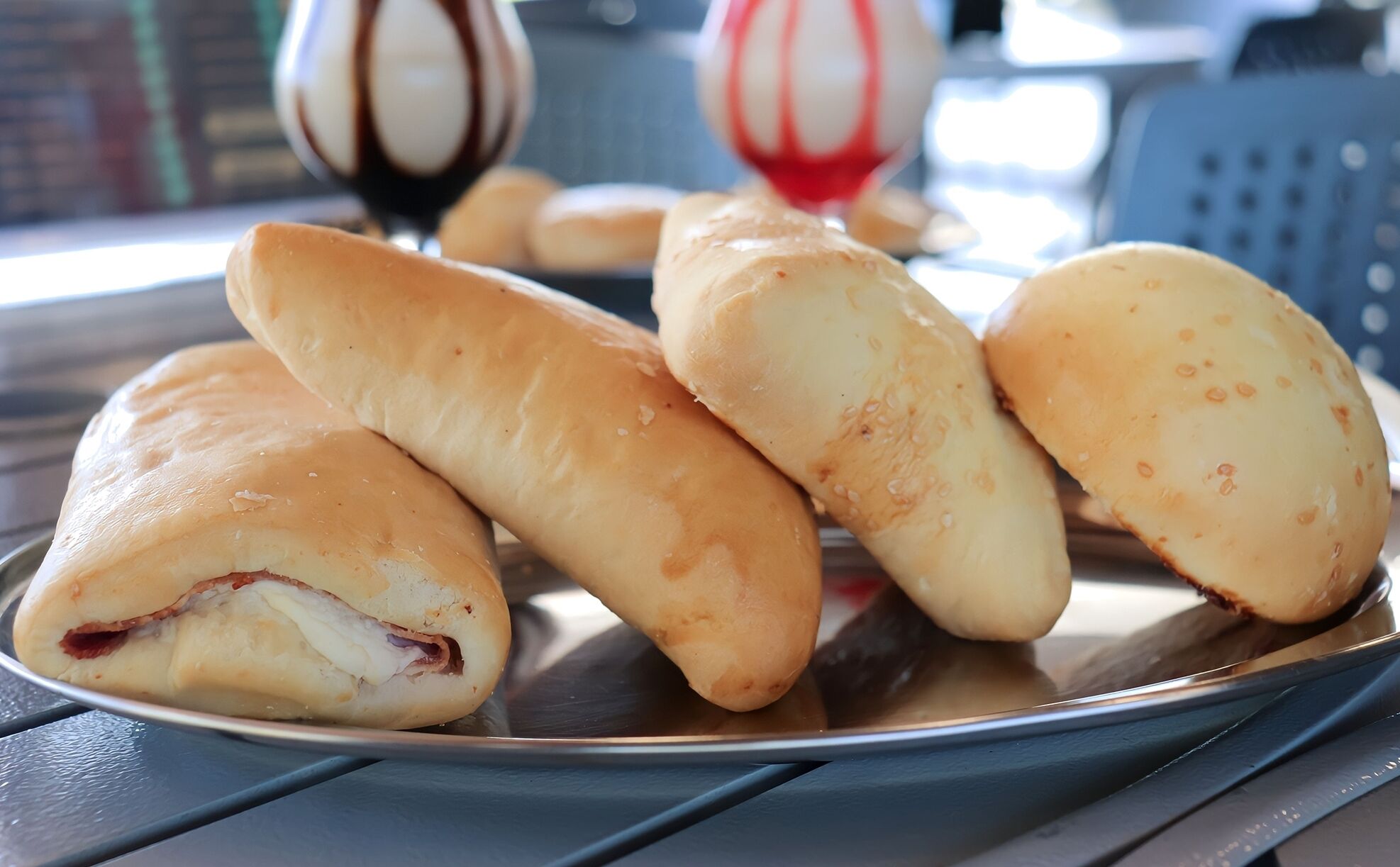 Une assiette de pâtisseries sur une table.