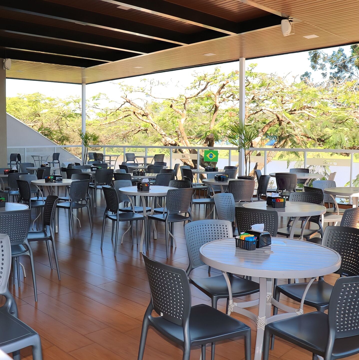 Café da manhã feito na hora todos os dias mediante uma taxa