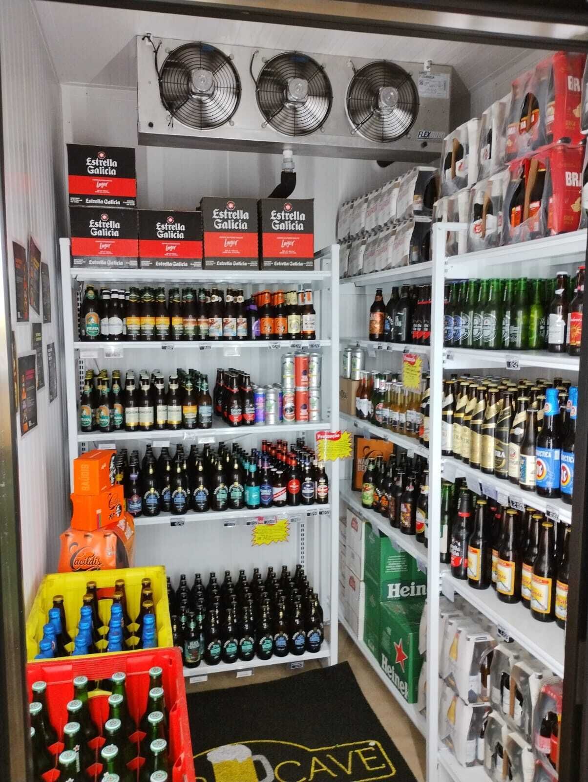 Una licorería con estantes llenos de diversas marcas de cerveza y licores.
