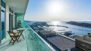 A balcony with a view of a marina and a river. - Maison Privee - Sunrise Bay Tower 2 (Dubai)