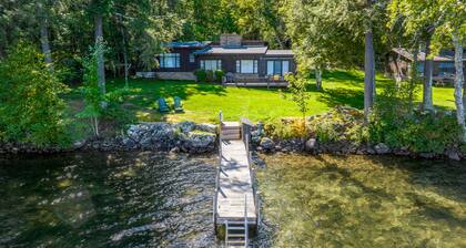 4 Bedroom Waterfront Home With Beatutiful Lake and Mountain Views
