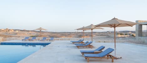 Piscine extérieure, parasols de plage, chaises longues