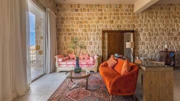 Minibar, rideaux occultants, fer et planche Ă repasser