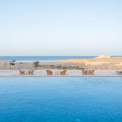 Piscine extérieure, parasols de plage, chaises longues